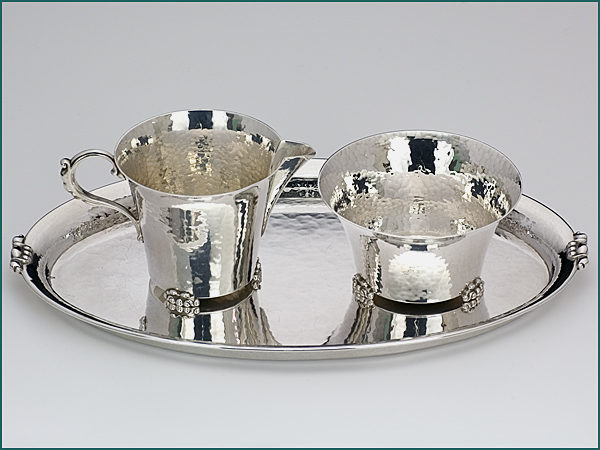 Zilveren gehamerd roomstel op blad ca. 1930-0