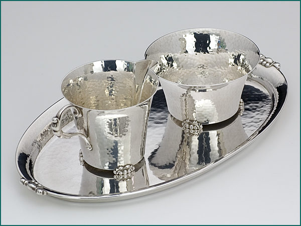 Zilveren gehamerd roomstel op blad ca. 1930-7060