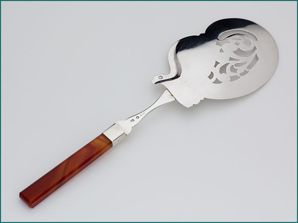 Zilveren natfruitschep met agaten heft uit 1883-4463