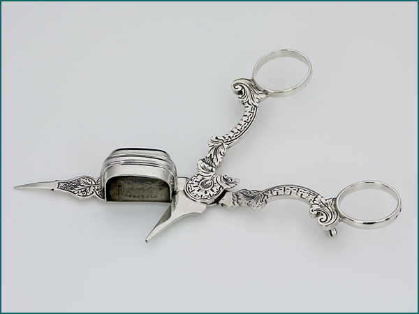 Zilveren kaarsensnuiter met gravering na 1953-7239