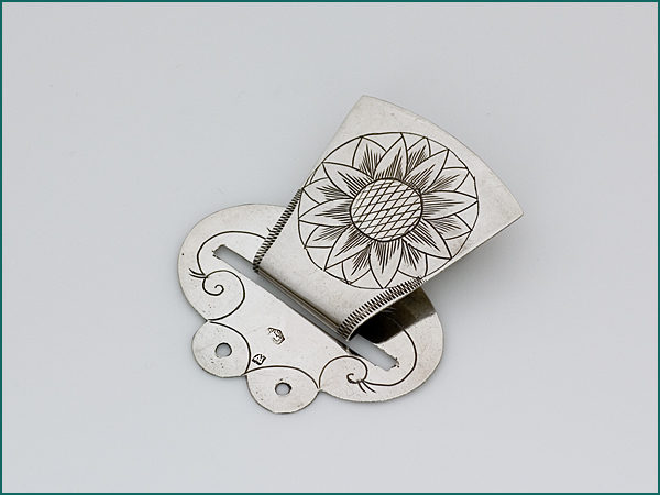 Zeeuwse zilveren faaljehaak met gravering uit 1842-0