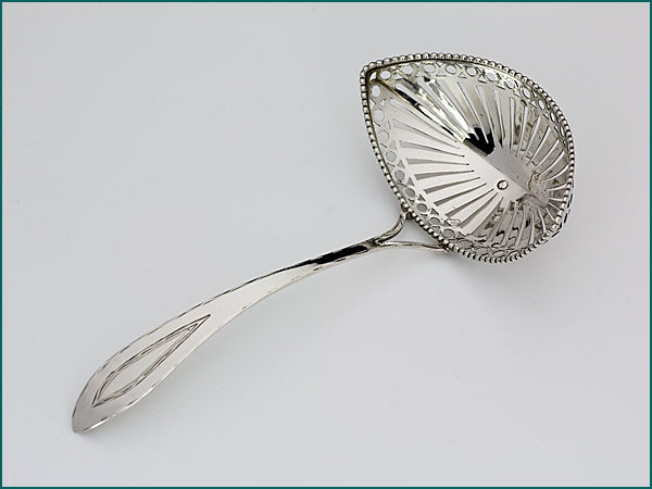 Zilveren suikerstrooilepel met gravering uit 1820-0