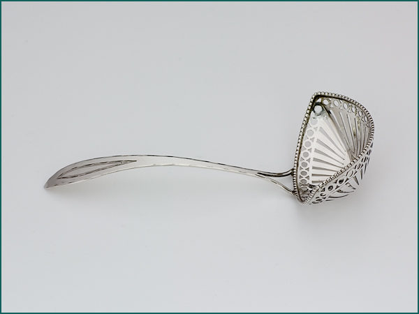 Zilveren suikerstrooilepel met gravering uit 1820-7143
