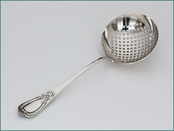 Zilveren suikerstrooilepel 1906-1924-0