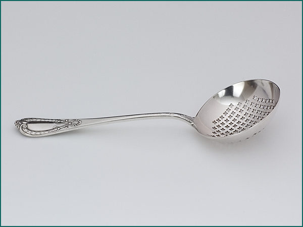 Zilveren suikerstrooilepel 1906-1924-6015
