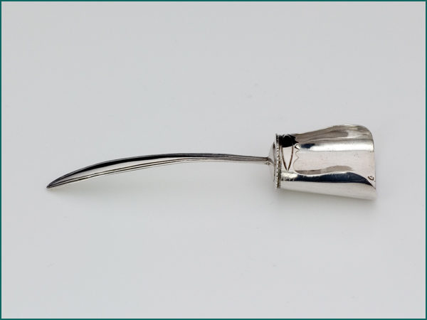 Zilveren specerijschepje uit 1830-5884