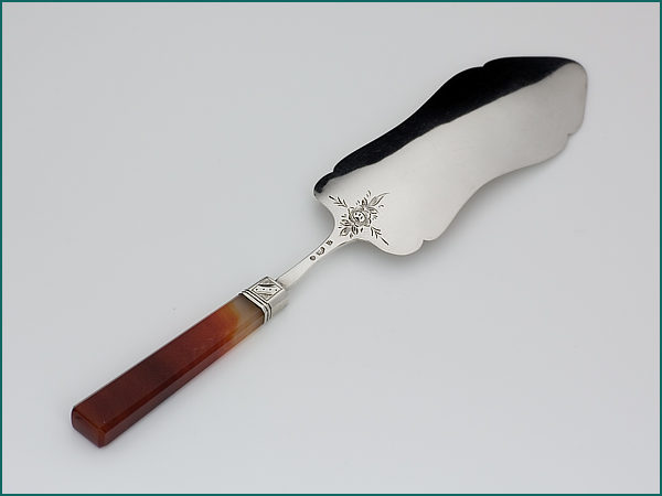 Zilveren taartschep met agaten heft uit 1883-7493