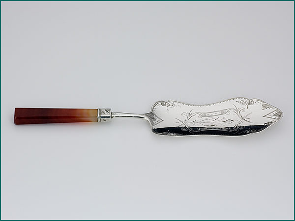 Zilveren taartschep met agaten heft uit 1883-7494