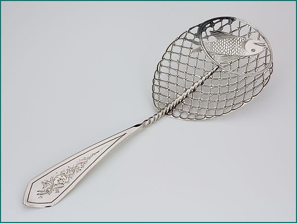 Zilveren visdienschep met gravering uit 1901-0
