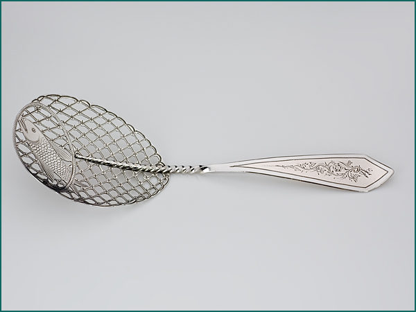 Zilveren visdienschep met gravering uit 1901-7981