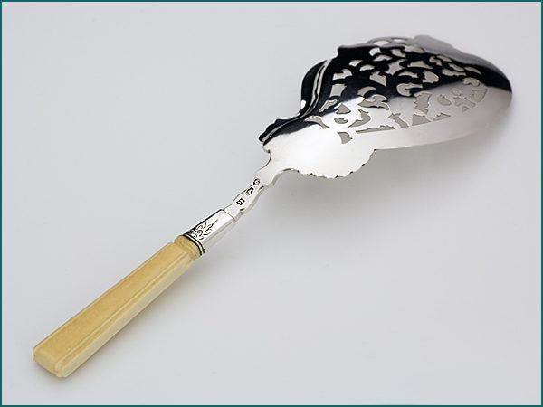 Zilveren visdienschep met benen heft uit 1862-6665
