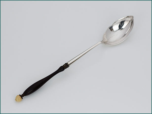 Aparte zilver lepel met ebbenhouten steel 1913-1953-0