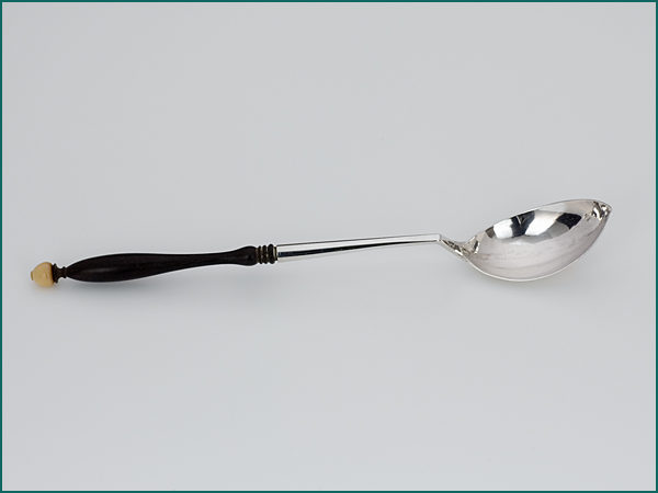 Aparte zilver lepel met ebbenhouten steel 1913-1953-7822