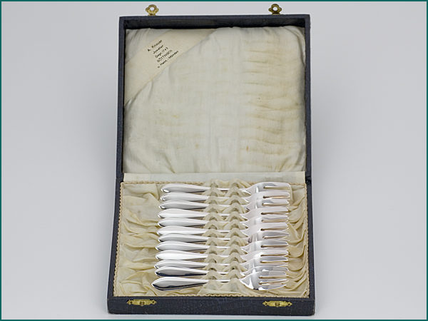 12 zilveren puntfilet gebaksvorken in etui 1925-1953-0