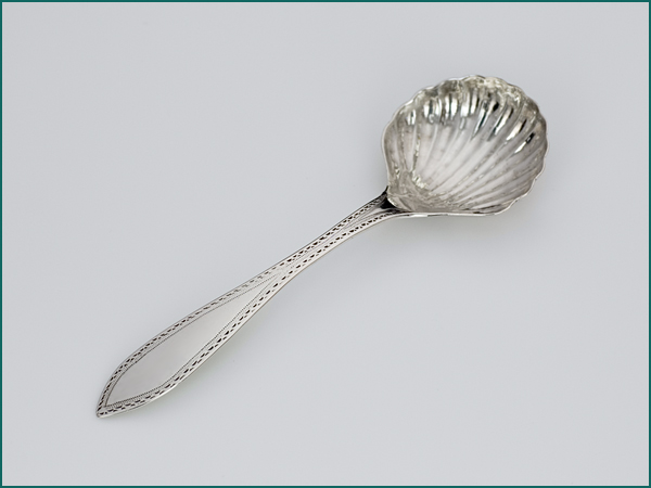 Zilveren suiker/theeschep in schelpvorm uit 1872-0