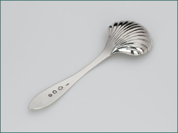 Zilveren suiker/theeschep in schelpvorm uit 1872-7919