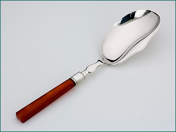 Zilveren dienschep met agaten heft uit 1869-0