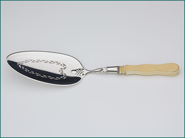 Zilveren visdienschep met benen heft uit 1882-6129
