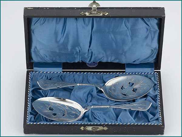 Een stel zilveren natfruitscheppen in etui uit 1888-0