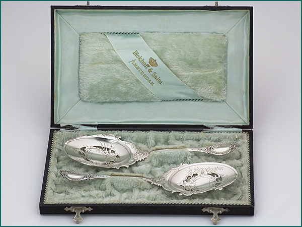 Een stel zilveren natfruitscheppen in etui uit 1899-0