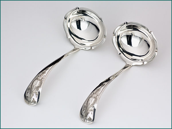 Een stel zilveren sauslepels met gravering uit 1878-0