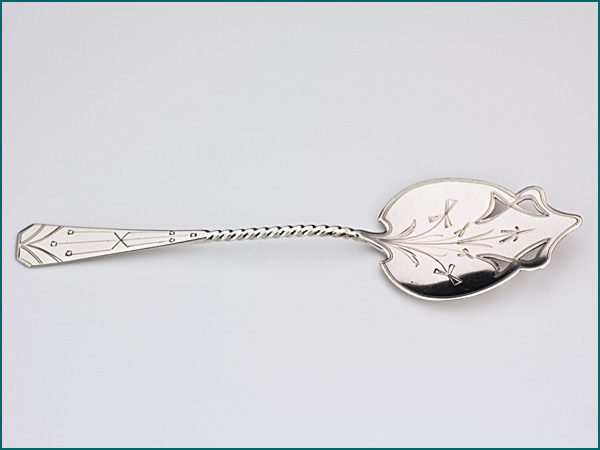 Zilveren petitfourschep met gravering uit 1916-4402