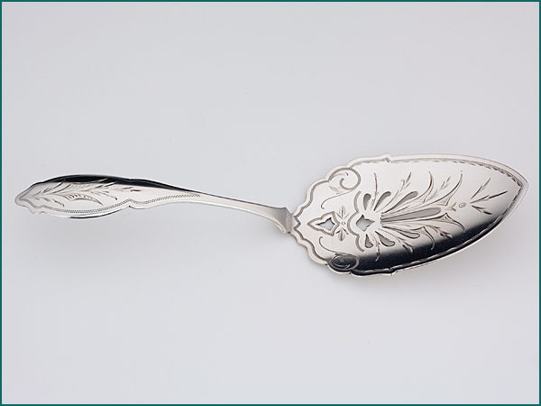 Zilveren taartschep met gravering uit 1882-5242