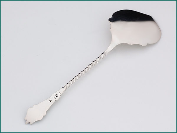 Zilveren petitfourschep met gravering uit 1920-4923