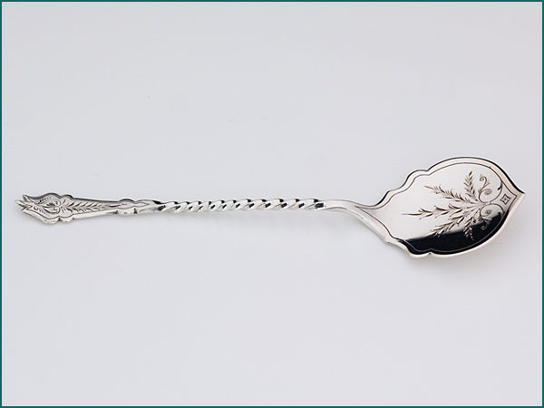 Zilveren petitfourschep met gravering uit 1920-4924