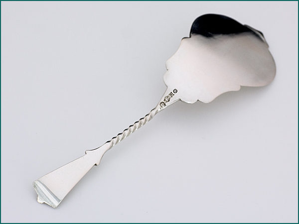 Zilveren petitfour schep met gravering uit 1905-7874