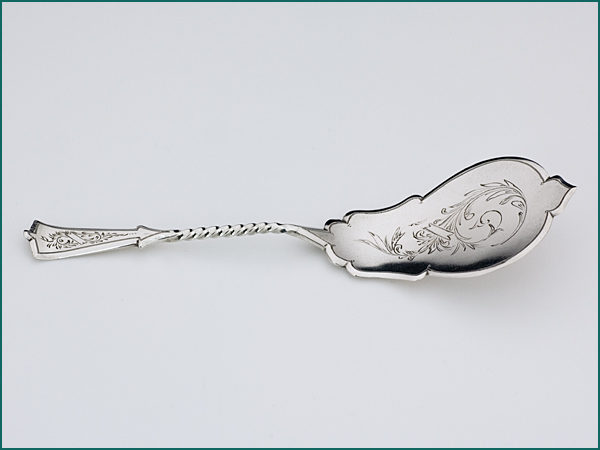 Zilveren petitfour schep met gravering uit 1905-7875