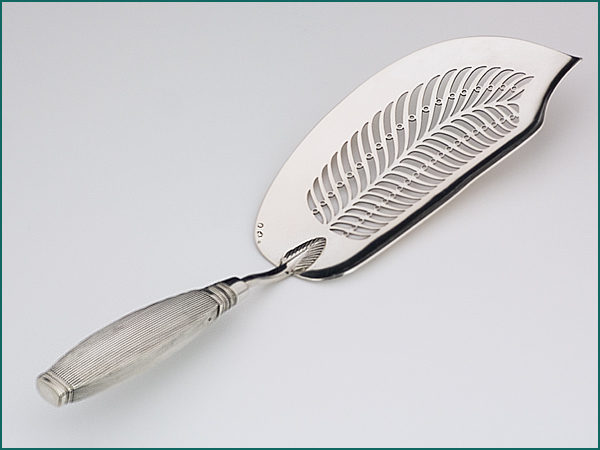 Zilveren visdienschep uit 1835-0