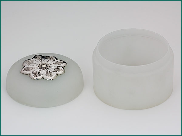 Opaline koektrommel met zilveren beslag op de deksel 1868-1887-4313