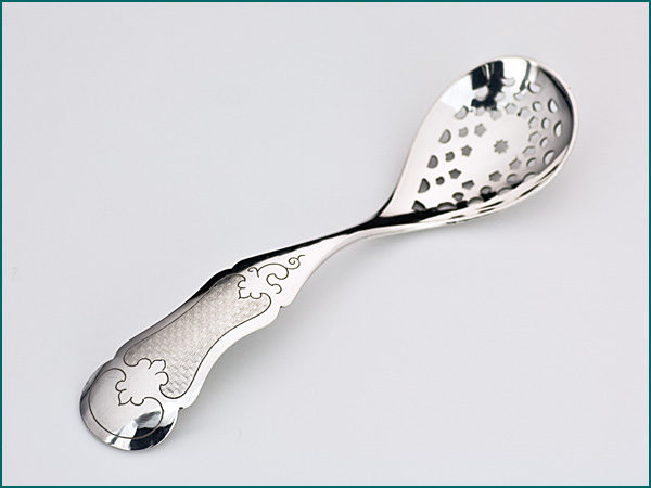 Zilveren strooi/fruitlepeltje met gravering uit 1867-0