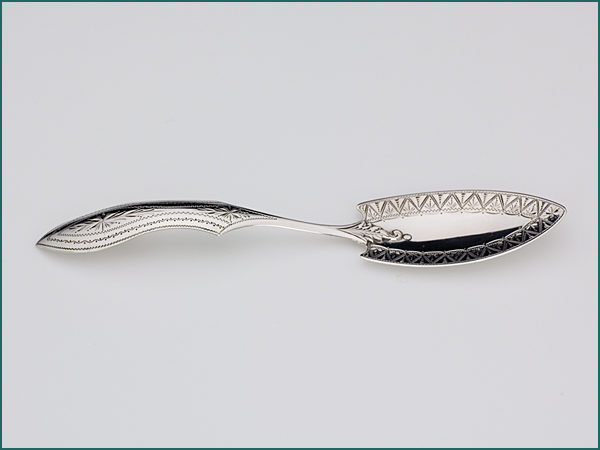 Zilveren petitfourschepje met gravering uit 1885-6120