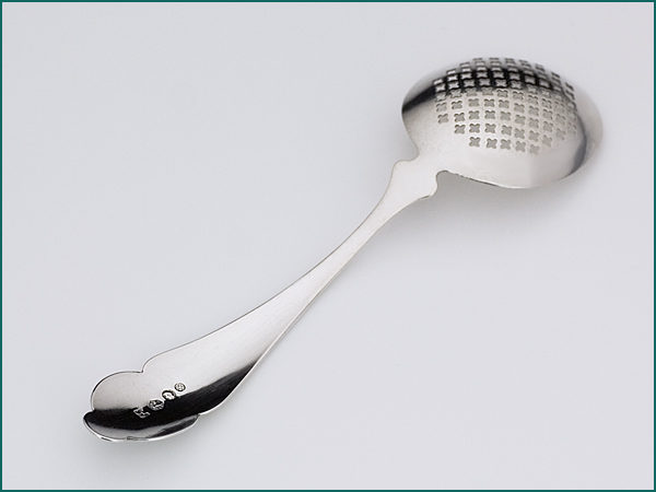 Zilveren strooilepeltje met gravering uit 1882-5351