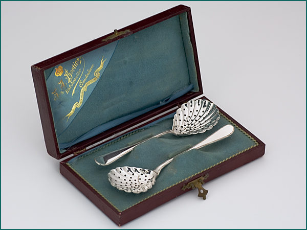 Een stel zilveren natfruitlepels met parelrand uit 1898/99-0