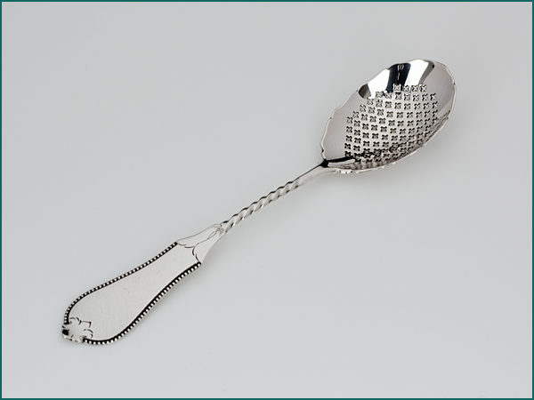 Zilveren strooi/natfruitlepel met gravering uit 1897-0