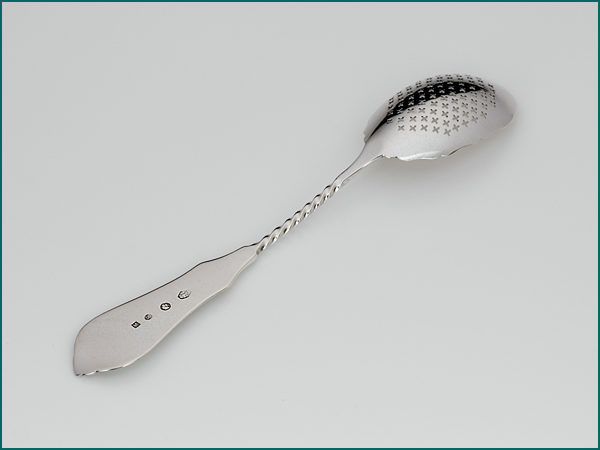 Zilveren strooi/natfruitlepel met gravering uit 1897-8778