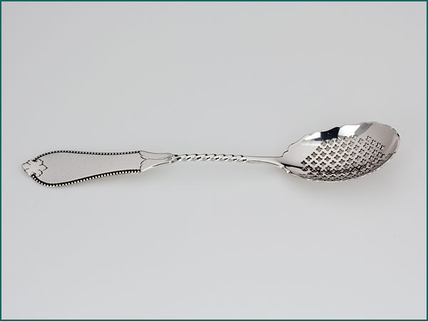 Zilveren strooi/natfruitlepel met gravering uit 1897-8779