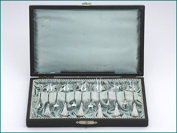 12 zilveren cakevorkjes in etui ca. 1900-0