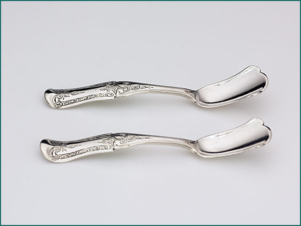 Een stel zilveren specerijschepjes met gravering uit 1883-5960