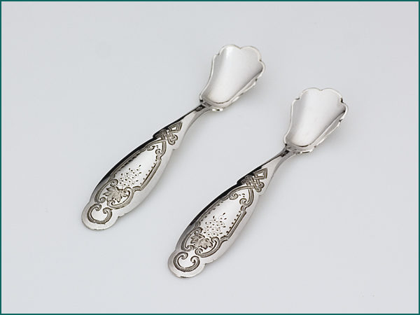Een stel zilveren specerijschepjes met gravering 1862-1882-0