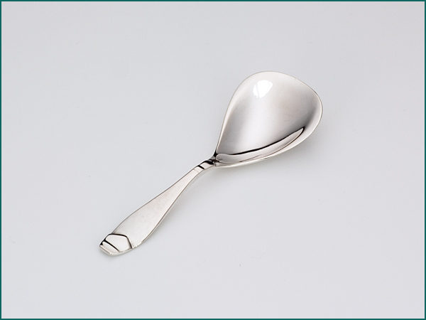 Zilveren suikerschep met gehamerde steel 1906-1953-0