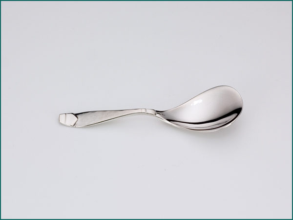 Zilveren suikerschep met gehamerde steel 1906-1953-5742