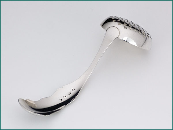 Zilveren suikerstrooilepel met gravering uit 1867-4981