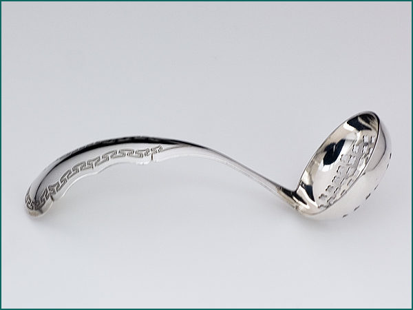 Zilveren suikerstrooilepel met gravering uit 1867-4982