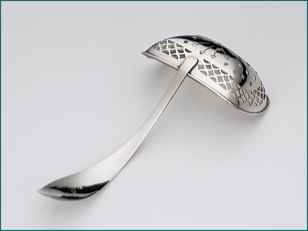 Zilveren suikerstrooilepel uit 1827-7921
