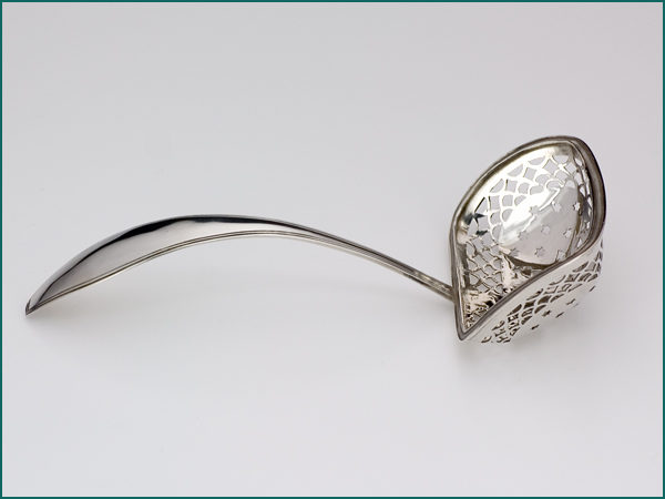 Zilveren suikerstrooilepel uit 1827-7922