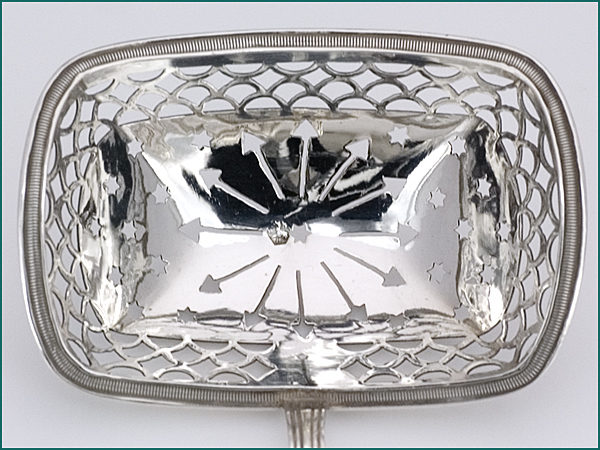 Zilveren suikerstrooilepel uit 1827-7923